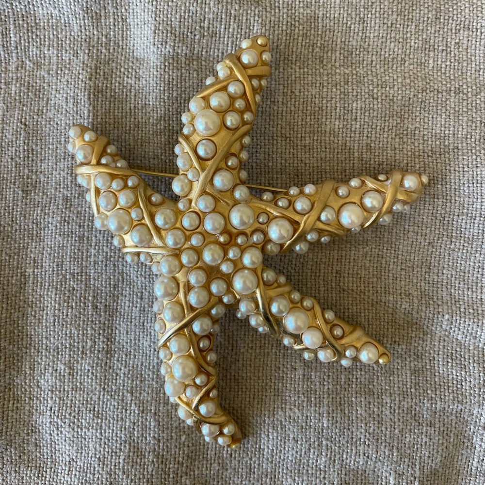 Elegant Gold and faux pearls Brooch Vintage Vo Les Bernard